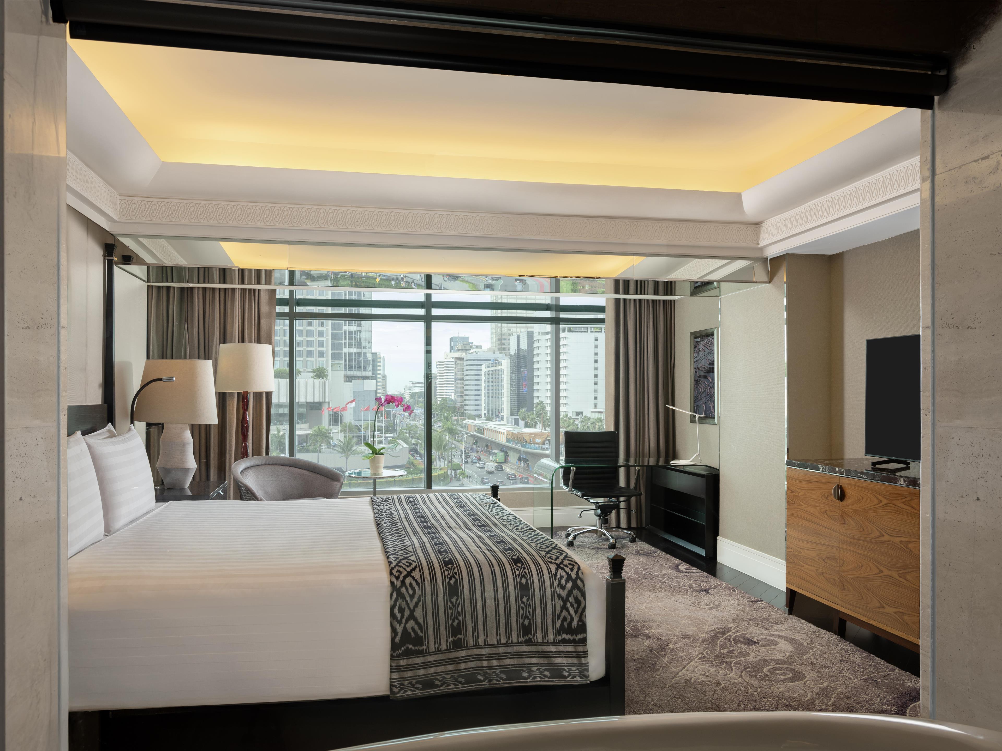 Deluxe King Bundaran HI View - Overlooking Window from Bathroom